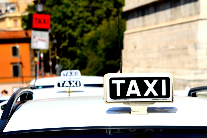 taxis-ST JEANNET-min_taxi_auto_rome_road_white-1051610